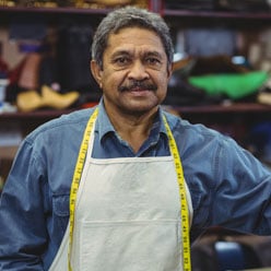 Una cuenta corriente comercial ayuda a este hombre a administrar su negocio del espectáculo.