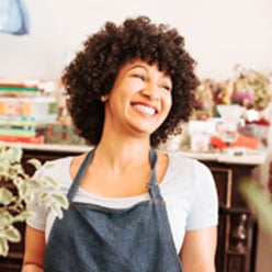 Una mujer dirige su negocio sin fines de lucro con una cuenta corriente comercial de Alianza.