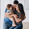 Esta familia con hijos está lista para generar crédito con un préstamo de creación de crédito de Alianza.