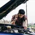 Hombre llamando a Alianza esperando un préstamo personal para arreglar su inesperado auto averiado.