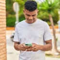 Joven solicita un préstamo personal en Alianza en su celular.