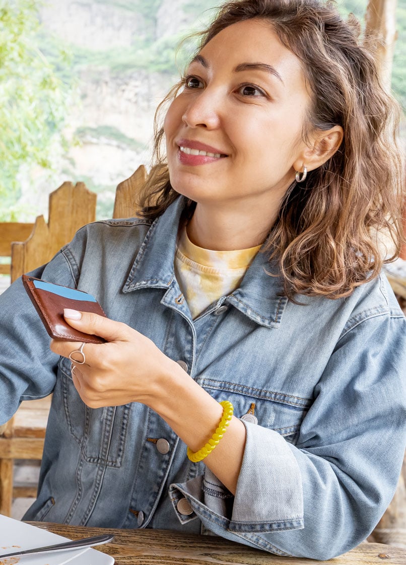 Mujer con tarjeta de crédito en un restaurante.