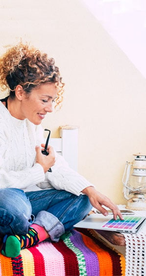 Woman-researching-payday-loan-atlternatives-in-OKC-and-found-fast-cash-loans-through-Allegiance-online-on-her-laptop